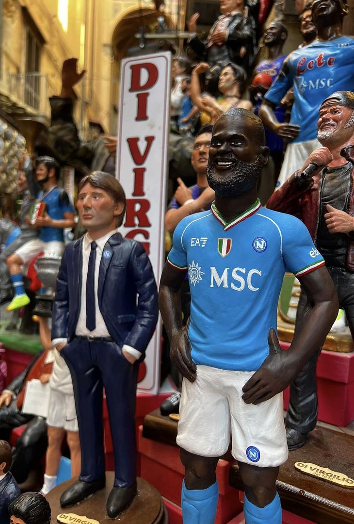 apoli ti aspetta': così l'artigiano Genny Di Virgilio espone oggi, nella sua bottega di via San Gregorio Armeno, la statuina in terracotta di Lukaku,