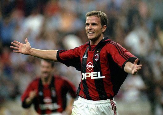 Oliver Bierhoff con la maglia del Milan nel 1998. Foto: Claudio Villa. Crediti obbligatori: Allsport UK/Allsport Gli ex Udinese Bierhoff e Zaccheroni protagonisti di uno Scudetto rossonero- immagine 2