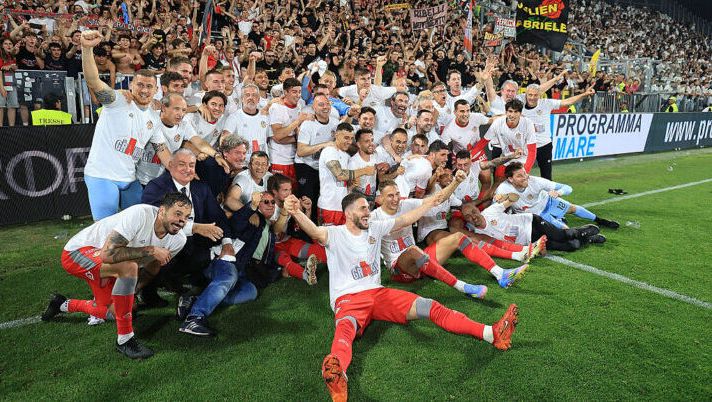 LA SPEZIA, ITALY - JUNE 1: All players of US Cremonese celebrates their victory after the Serie B match between Spezia Calcio and US Cremonese Serie B Play-off Final at Stadio Alberto Picco on June 1, 2025 in La Spezia, Italy. (Photo by Gabriele Maltinti/Getty Images) Chi prendere al fantacalcio dalla Cremonese: i primi appunti dopo la promozione in Serie A - immagine 1