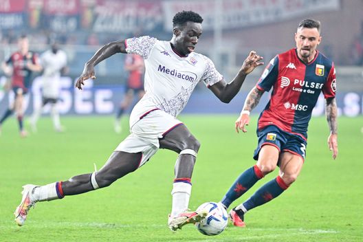 GENOA, ITALY - AUGUST 19: Michael Kayode of Fiorentina (left) and Filip Jagiello of Genoa vie for the ball during the Serie A TIM match between Genoa CFC and ACF Fiorentina at Stadio Luigi Ferraris on August 19, 2023 in Genoa, Italy. (Photo by Getty Images/Getty Images) Under 21, scialbo pareggio con la Lettonia. Solo panchina per Kayode- immagine 2
