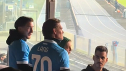 Cosa ci fa McTominay con la maglia di Lang? Il sosia di Scott tra i tifosi azzurri