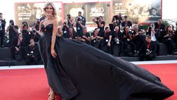 Michela Persico incanta a Venezia: il décolleté lascia senza fiato i fan