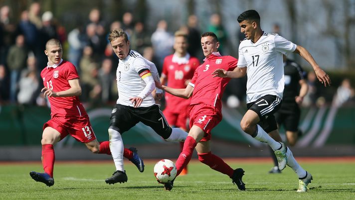 KELSTERBACH, GERMANY - MARCH 25: Aleksa Terzic (C) of Serbia is challenged by Tobias Warschewski (R) and Felix Passlack of Germany during the UEFA Elite Round match between U19 Germany and U19 Serbia at Sportpark on March 25, 2017 in Kelsterbach, Germany. (Photo by Alex Grimm/Bongarts/Getty Images) Cori razzisti durante Croazia-Albania: la Serbia minaccia di ritirarsi da Euro 2024 - immagine 1