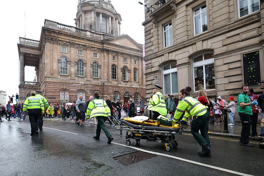Medici trasportano in barella alcune delle persone rimaste ferite. (Photo by Getty Images) Liverpool, auto travolge la folla durante la festa per la Premier: il comunicato del club- immagine 2