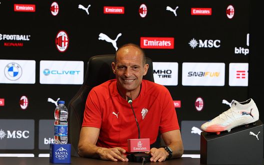MILAN, ITALY - AUGUST 22: Head coach AC Milan Massimiliano Allegri speaks with the media during press conference at Casa Milan on August 22, 2025 in Milan, Italy. (Photo by Claudio Villa/AC Milan via Getty Images) cremonese-allegri-precedenti-bilancio-serie-c-juventus-sassuolo