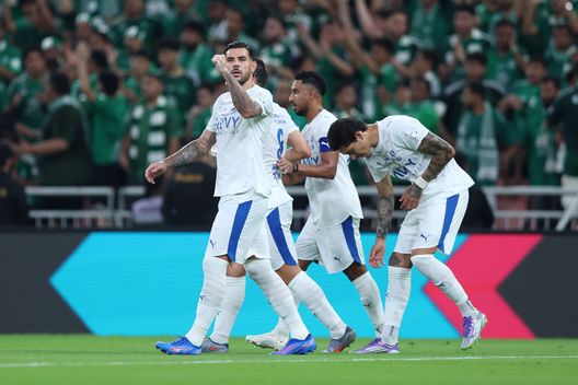 Theo Hernandez festeggia il suo primo gol durante la partita della Saudi Pro League tra Al Ahli e Al Hilal al King Abdullah Sports City, il 19 settembre 2025 a Jeddah, Arabia Saudita. (Foto di Yasser Bakhsh/Getty Images)