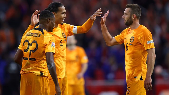 AMSTERDAM, NETHERLANDS - SEPTEMBER 25: Virgil van Dijk of Netherlands celebrates victory with teammates Denzel Dumfries and Stefan de Vrij following the UEFA Nations League League A Group 4 match between Netherlands and Belgium at Johan Cruijff ArenA on September 25, 2022 in Amsterdam, Netherlands. (Photo by Dean Mouhtaropoulos/Getty Images) Pronostico Malta-Olanda: Dumfries e De Vrij, che quote per i loro gol - immagine 1