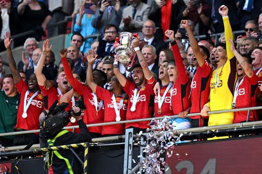 Il Manchester United dopo la vittoria nel derby in finale di FA Cup contro il Manchester City (Foto di Mike Hewitt/Getty Images) Community Shield, il City vendicherà la sconfitta del derby di FA Cup?- immagine 2