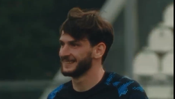 Kvaratskhelia imita Cristiano Ronaldo: la sua esultanza in allenmento