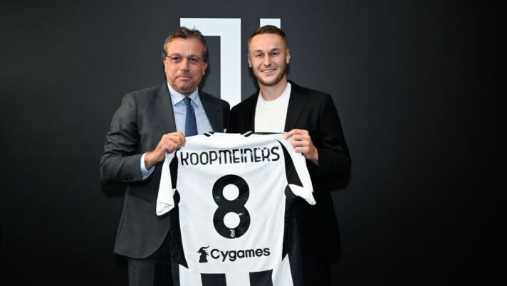TURIN, ITALY - AUGUST 28: Juventus New Signing Teun Koopmeiners with Cristiano Giuntoli at Juventus headquarters on August 28, 2024 in Turin, Italy. (Photo by Daniele Badolato - Juventus FC/Juventus FC via Getty Images) Giuntoli: “Tenere Kolo Muani? Ecco il piano! Koopmeiners, la situazione. Kelly e Veiga…” - immagine 1