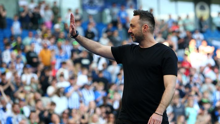 BRIGHTON, ENGLAND - MAY 19: Roberto De Zerbi, Manager of Brighton & Hove Albion, acknowledges the fans following the Premier League match between Brighton & Hove Albion and Manchester United at American Express Community Stadium on May 19, 2024 in Brighton, England. (Photo by Charlie Crowhurst/Getty Images) Il Marsiglia vola in Champions. La squadra urla a De Zerbi: “Roma”. Ecco perché - immagine 1