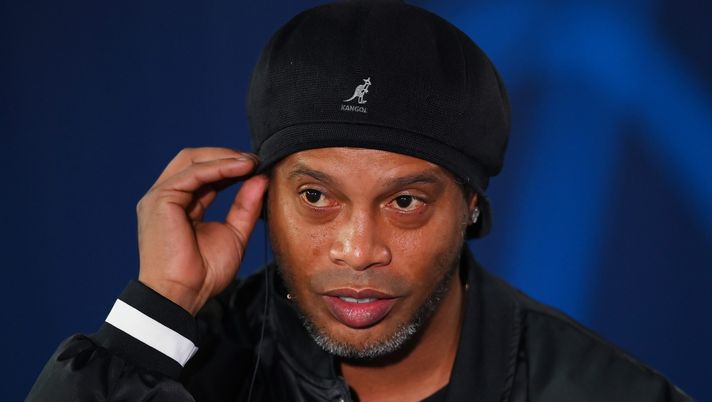 PARIS, FRANCE - OCTOBER 19: Ronaldinho, speaks to the media while working on TV prior to the UEFA Champions League group A match between Paris Saint-Germain and RB Leipzig at Parc des Princes on October 19, 2021 in Paris, France. (Photo by Matthias Hangst/Getty Images) Ronaldinho: “Ecco la mia Top 11. Maradona o Pelé? Rispondo così! Su Allegri…” - immagine 1