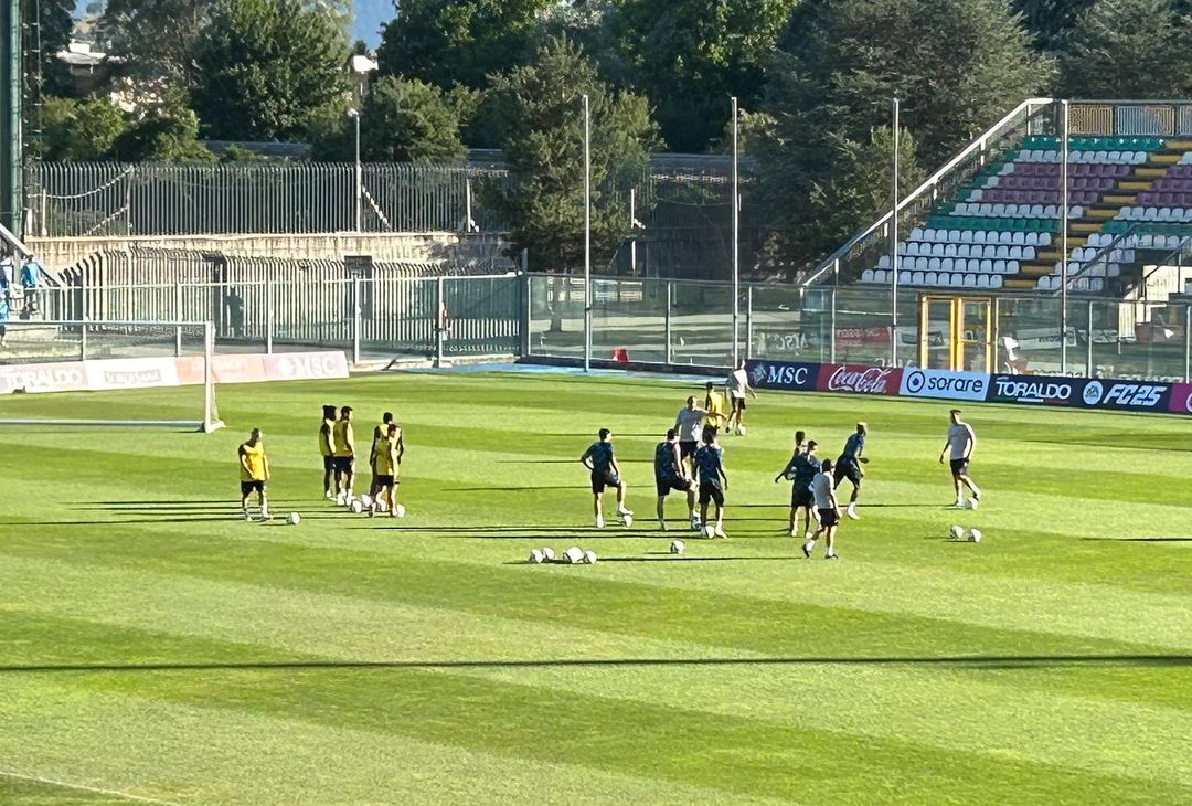 GALLERY Gli azzurri svolgono esercizi sui tiri in porta: Osimhen e Kvara sugli scudi - immagine 4