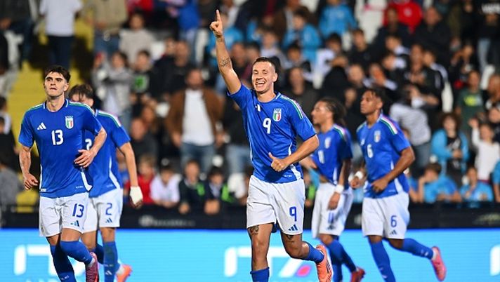 CESENA, ITALY - OCTOBER 10: Francesco Camarda of Italy U21 celebrates after scoring his team second goal during the UEFA Under21 EURO Qualifier betweenItaly U21 v Sweden U21 and ad hoc Arena im Ernst-Abbe-Sportfeld on October 10, 2025 in Cesena, Italy. (Photo by Alessandro Sabattini/Getty Images) Camarda si sblocca ovunque: Lecce. la scelta giusta del Milan