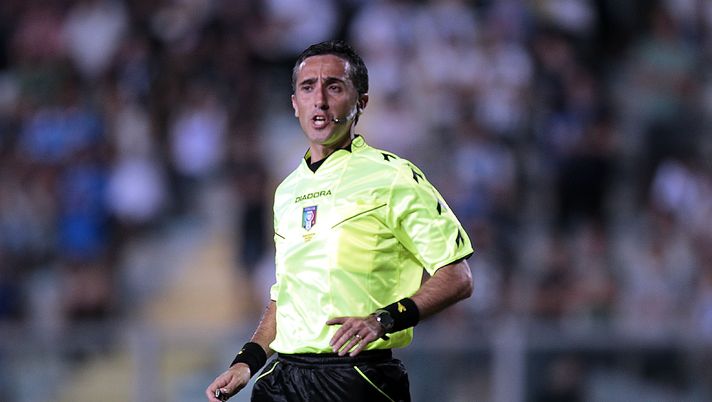 EMPOLI, ITALY - AUGUST 24: Gianluca Aureliano of Bologna referee during the Serie B match between Empoli FC and US Latina Calcio at Stadio Carlo Castellani on August 24, 2013 in Empoli, Italy. (Photo by Gabriele Maltinti/Getty Images) Atalanta-Torino 2-1, la moviola: regolari i gol, i granata reclamano un penalty - immagine 1