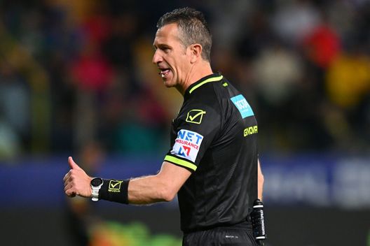 PARMA, ITALY - MAY 18:Referee Daniele Doveri during the Serie A match between Parma and Napoli at Stadio Ennio Tardini on May 18, 2025 in Parma, Italy. (Photo by Alessandro Sabattini/Getty Images) udinese-milan-serie-a-formazioni-chi-gioca-arbitro-var-dove-guardarla-maignan-torriani-terracciano-nkunku-pulisic-pavlovic-indisponibili-squalificati-news-ultima-ora