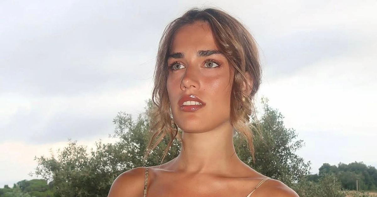 L’estate di Clara tra Fedez e un misterioso cavaliere: “Tra i due c’è una complicità…”
