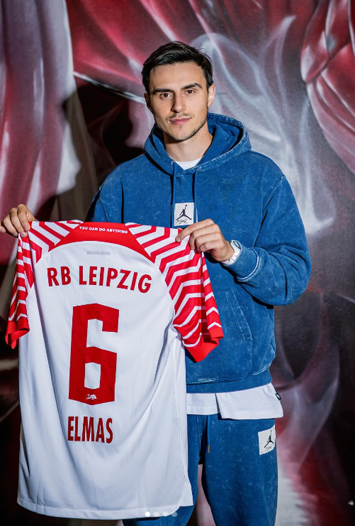 GALLERY Elmas posa con la maglia del Lipsia: gli scatti dei primi giorni in Germania - immagine 5
