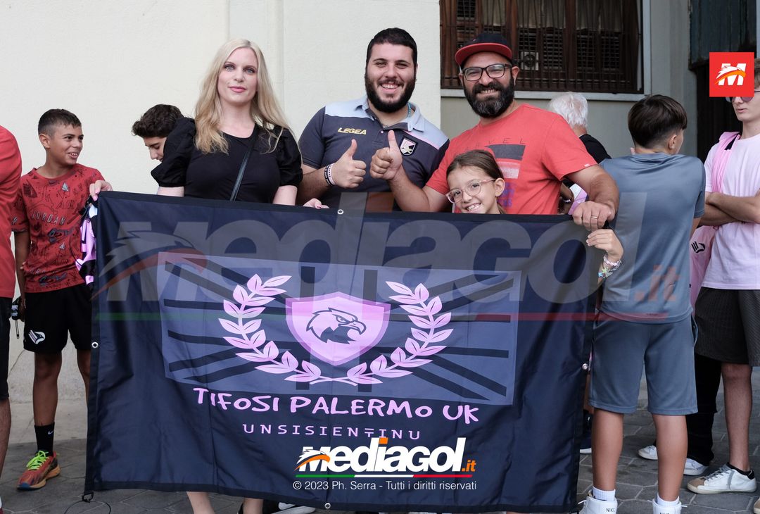 FOTO PALERMO: Federico Di Francesco scatta selfie con i tifosi allo store (GALLERY) - immagine 5