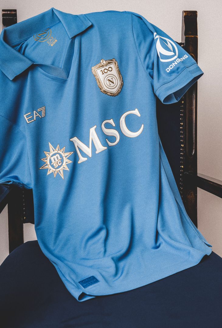 Il Napoli presenta la nuova maglia: svelata la divisa del Centenario!