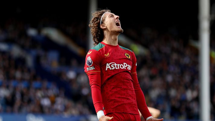 LIVERPOOL, ENGLAND - AUGUST 26: Fabio Silva of Wolverhampton Wanderers reacts after scoring a goal that is ruled out for offside during the Premier League match between Everton FC and Wolverhampton Wanderers at Goodison Park on August 26, 2023 in Liverpool, England. (Photo by Lewis Storey/Getty Images) Il Wolverhampton rifiuta la proposta del Genoa per Fabio Silva: tutto bloccato - immagine 1