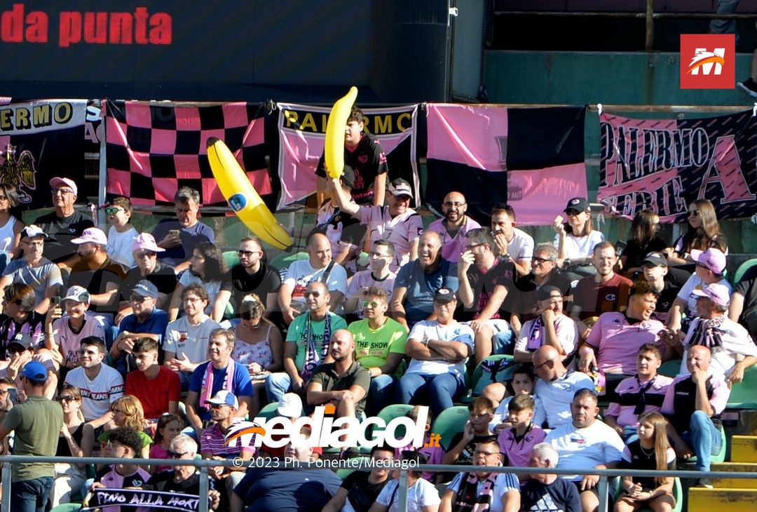 FOTOTIFO Palermo-Sudtirol 2-1, gli scatti ai tifosi al “Renzo Barbera” (GALLERY) - immagine 4