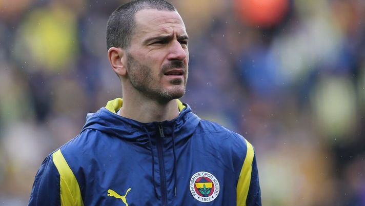 ISTANBUL, TURKEY - JANUARY 21: Leonardo Bonucci of Fenerbahce looks on during the Turkish Super League match between Fenerbahce SK and Samsunspor at Sukru Saracoglu Stadium on January 21, 2024 in Istanbul, Turkey. (Photo by Ahmad Mora/Getty Images) Bonucci, attacco ai tifosi della Roma: “Ecco perché non mi hanno voluto” - immagine 1
