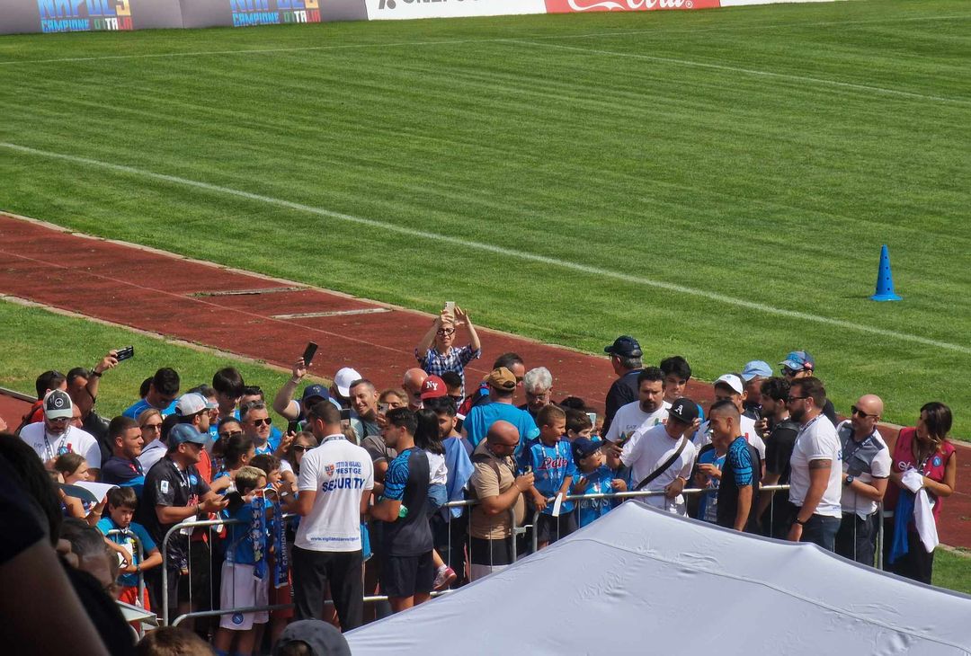 GALLERY Mattinata di autografi sul campo di Carciato per Simeone e Raspadori - immagine 5