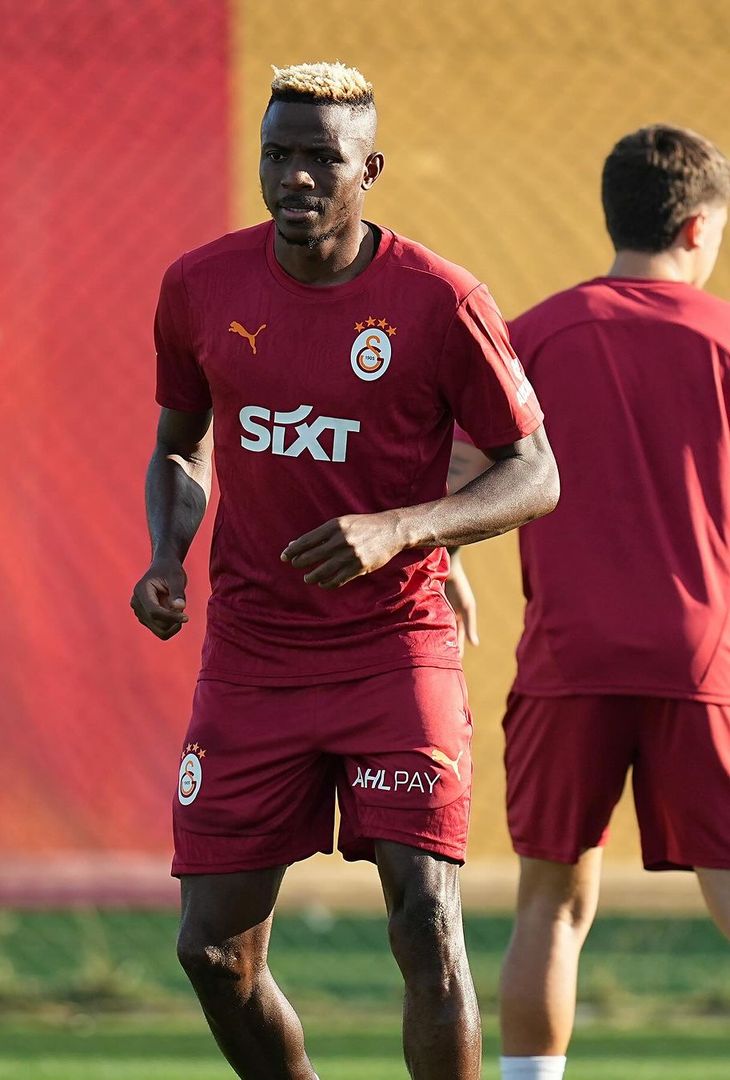 GALLERY Osimhen ritrova Mertens, le immagini del primo allenamento del nigeriano - immagine 5