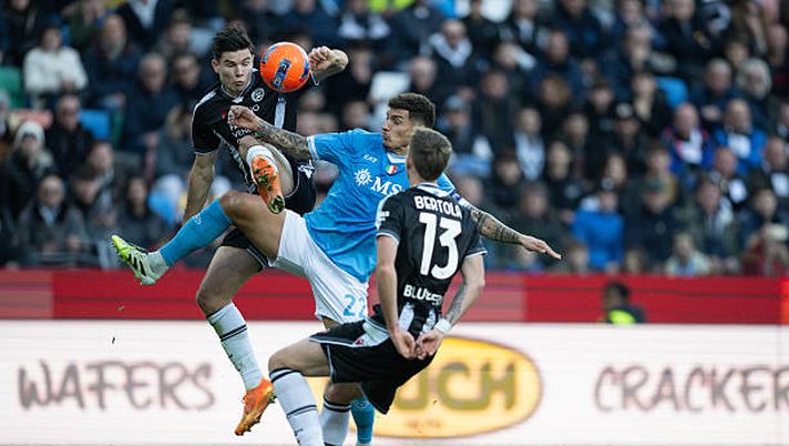 UDINE, ITALY - DECEMBER 14: Giovanni Di Lorenzo in action during the Serie A match between Udinese Calcio and SSC Napoli at Stadio Friuli on December 14, 2025 in Udine, Italy. (Photo by SSCN Napoli via Getty Images) Di Lorenzo non si fa notare in avanti: sbaglia diversi tocchi. I voti dei quotidiani- immagine 2