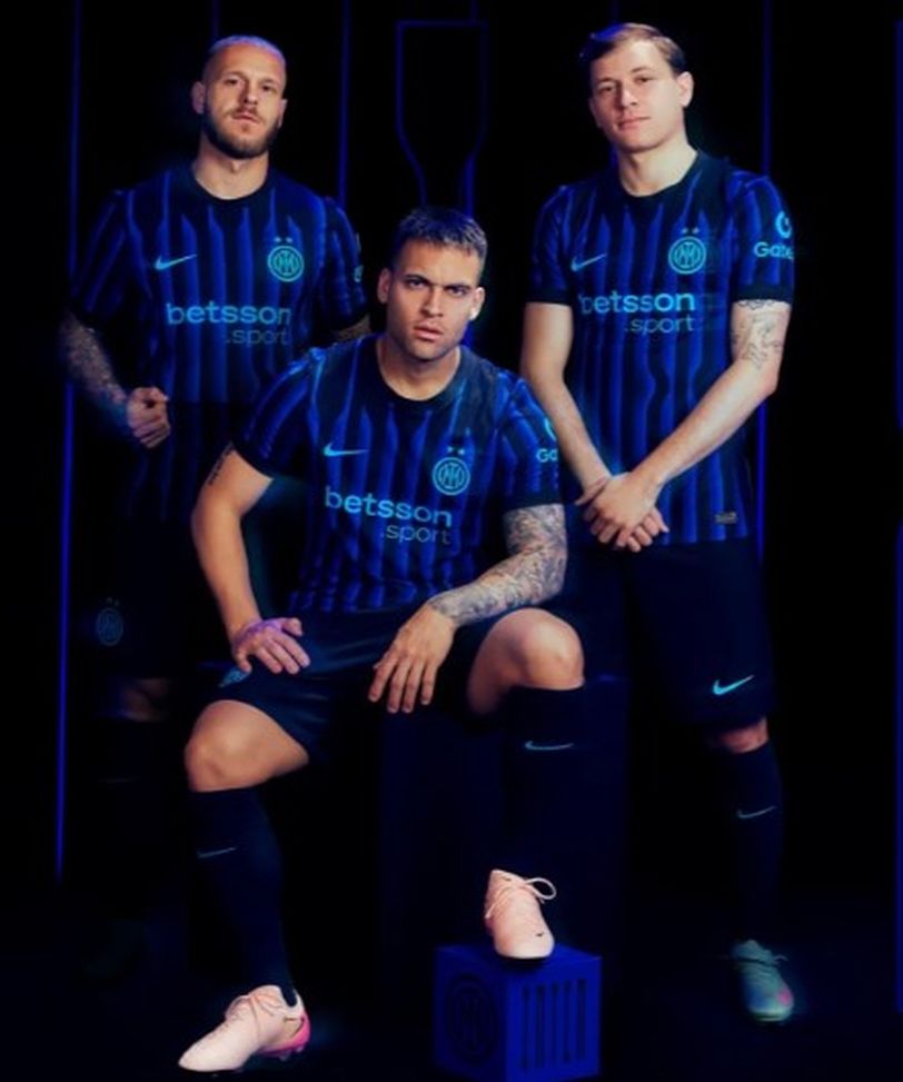 Da sinistra a destra, Federico Dimarco, Lautaro Martinez e Nicolò Barella presentano la nuova maglia home dell'Inter per la stagione 2025/2026 (Foto di FC Inter) Inter, ecco la nuova maglia home: esordirà al Mondiale per Club- immagine 2