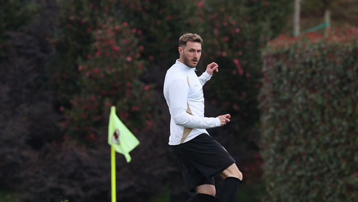 CAIRATE, ITALY - MARCH 13: Santiago Gimenez of AC Milan in action during AC Milan training session at Milanello on March 13, 2025 in Cairate, Italy. (Photo by Claudio Villa/AC Milan via Getty Images) Gimenez