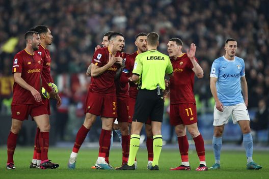 Davide Massa e l'espulsione di Ibanez (Photo by Paolo Bruno/Getty Images) Derby di Roma, arbitra Massa: nello scorso campionato l’espulsione di Ibanez…- immagine 2