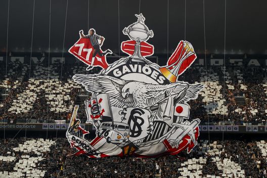 SAN PAOLO, BRASILE - 1 SETTEMBRE: I tifosi del Corinthians festeggiano i 114 anni del club prima della partita contro il Flamengo, valida per la Serie A Brasileirao 2024. (Foto di Miguel Schincariol/Getty Images) Il Derby Paulista: la rivalità storica tra Corinthians e Palmeiras- immagine 4