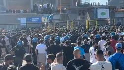 Lecce-Napoli, caos al Via del Mare: i tifosi azzurri abbattono l’ingresso del settore ospiti!