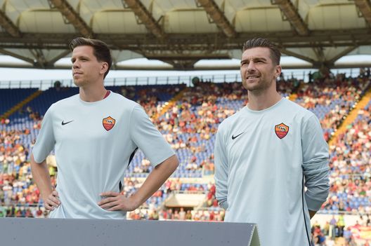 Roma, Italia - 14 agosto 2015: Wojciech Szczesny e Morgan De Sanctis prima dell'amichevole Roma-Siviglia. (Foto di Luciano Rossi/AS Roma via Getty Images) Barcellona, Szczesny ha rinnovato fino al 2027: il comunicato del club- immagine 2