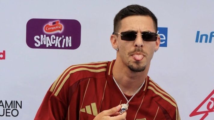 Danny Romero e la maglia della Roma sul red carpet: “Tifoso da quando ero bambino” - immagine 1