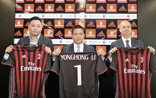 (Da sinistra a destra) Il nuovo membro del consiglio di amministrazione dell'AC Milan David Han Li, il nuovo Proprietario e Presidente dell'AC Milan Yonghong Li e il nuovo Amministratore Delegato (CEO) dell'AC Milan Marco Fassone (Photo by Studio Buzzi/AC Milan via Getty Images) Milan, l’ex patron Li Yonghong è stato condannato per bancarotta e frode- immagine 2