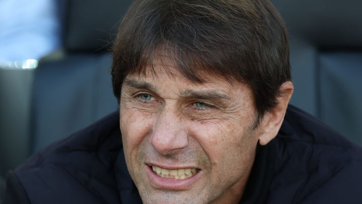 UDINE, ITALY - DECEMBER 14: Manager of Napoli, Antonio Conte, looks on before kick off at the Serie A match between Udinese Calcio and SSC Napoli at Stadio Friuli on December 14, 2025 in Udine, Italy. (Photo by Timothy Rogers/Getty Images) Di Vicino: “Napoli stanco con Benfica e Udinese, ma la Supercoppa è un’occasione” - immagine 1
