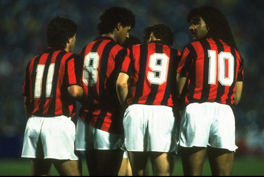 1989: (left to right) Carlo Ancelloti, Frank Rijkaard, Marco Van Basten and Ruud Gullit of AC Milan line up in the wall against Real Madrid during the European Cup semi-final played at the Sansiro stadium in Milan. AC Milan won the match 5-0. Mandatory Credit: Simon Bruty/Allsport Milan e Real Madrid: il leggendario derby d’Europa- immagine 8