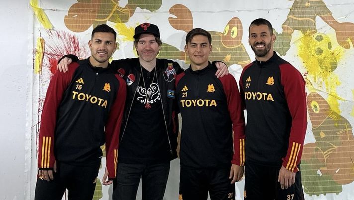 Colbert crea arte con i giocatori della Roma: “Mattinata epica con queste leggende” - immagine 1