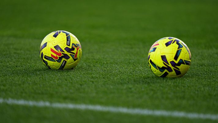 MADRID, SPAIN - NOVEMBER 09: A general view of of the match balls on the pitch prior to the LaLiga EA Sports match between Rayo Vallecano de Madrid and Real Madrid CF at Estadio de Vallecas on November 09, 2025 in Madrid, Spain. (Photo by Angel Martinez/Getty Images) Serie C, Cavese-Benevento: dove vedere la partita in streaming gratis e diretta TV - immagine 1