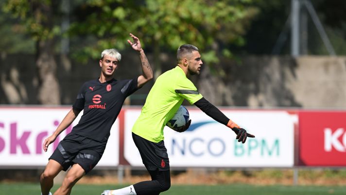 CAIRATE, ITALY - JULY 21: Alessandro Plizzari of AC Milan in action during training session at Milanello on July 21, 2022 in Cairate, Italy. (Photo by Claudio Villa/AC Milan via Getty Images) Pescara-Milan, è la notte degli ex: Plizzari ritrova il suo passato - immagine 1