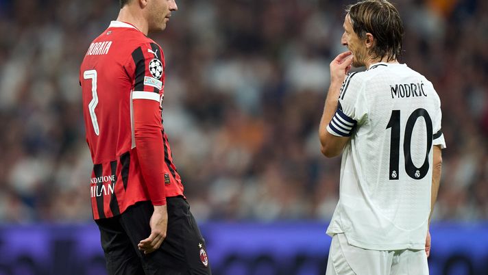 MADRID, SPAIN - NOVEMBER 05: Luka Modric of Real Madrid and Alvaro Morata of AC Milan interact during the UEFA Champions League 2024/25 League Phase MD4 match between Real Madrid C.F. and AC Milan at Estadio Santiago Bernabeu on November 05, 2024 in Madrid, Spain. (Photo by Angel Martinez/Getty Images) mercato-milan-luka-modric-tare-blitz-croazia-offerta-contratto