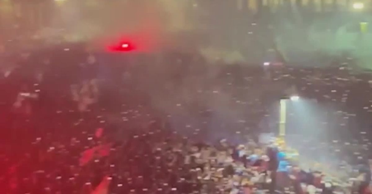 Scudetto al Napoli: Piazza del Plebiscito è una bolgia al fischio finale | VIDEO Scudetto al Napoli: Piazza del Plebiscito è una bolgia al fischio finale | VIDEO