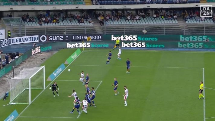 Il Milan segna ma è fuorigioco. I tifosi del Verona cantano: “Vincerete il Tricolor” - immagine 1