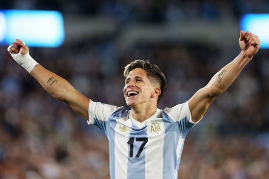 Buenos Aires, Argentina - 25 marzo 2025: Giuliano Simeone esulta dopo aver segnato contro il Brasile. (Foto di Daniel Jayo/Getty Images) Atletico Madrid, Giuliano Simeone: “Sogno il Mondiale e la Champions”- immagine 2