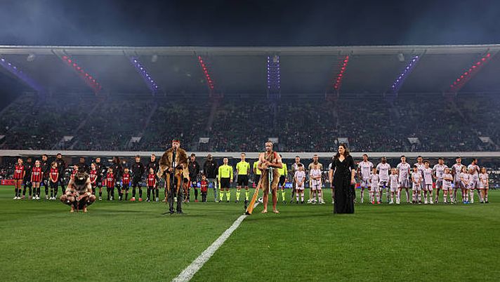 PERTH, AUSTRALIA - JULY 31: The welcome to country is performed during the match between Perth Glory and AC Milan at HBF Park on July 31, 2025 in Perth, Australia. (Photo by Paul Kane/Getty Images) La Serie A in Australia: Milan, Inter, Juventus e Palermo in tournèe - immagine 1