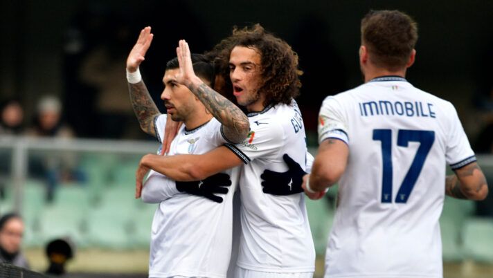 VERONA, ITALY - DECEMBER 09: Mattia Zaccagni of SS Lazio celebrates a opening goal with his team mates during the Serie A TIM match between Hellas Verona FC and SS Lazio at Stadio Marcantonio Bentegodi on December 09, 2023 in Verona, Italy. (Photo by Marco Rosi - SS Lazio/Getty Images) Ds Lazio: “Rinnovo Zaccagni, a breve c’è l’ufficialità! La verità su Guendouzi, Luis Alberto, Felipe…” - immagine 1