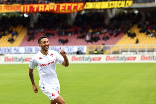 LECCE, ITALY - OCTOBER 20: Danilo Cataldi of Fiorentina celebrates after scoring his team's opening goal during the Serie A match between Lecce and Fiorentina at Stadio Via del Mare on October 20, 2024 in Lecce, Italy. (Photo by Maurizio Lagana/Getty Images) Fiorentina, tanta voglia di Colpani. E Cataldi si prende le punizioni- immagine 2